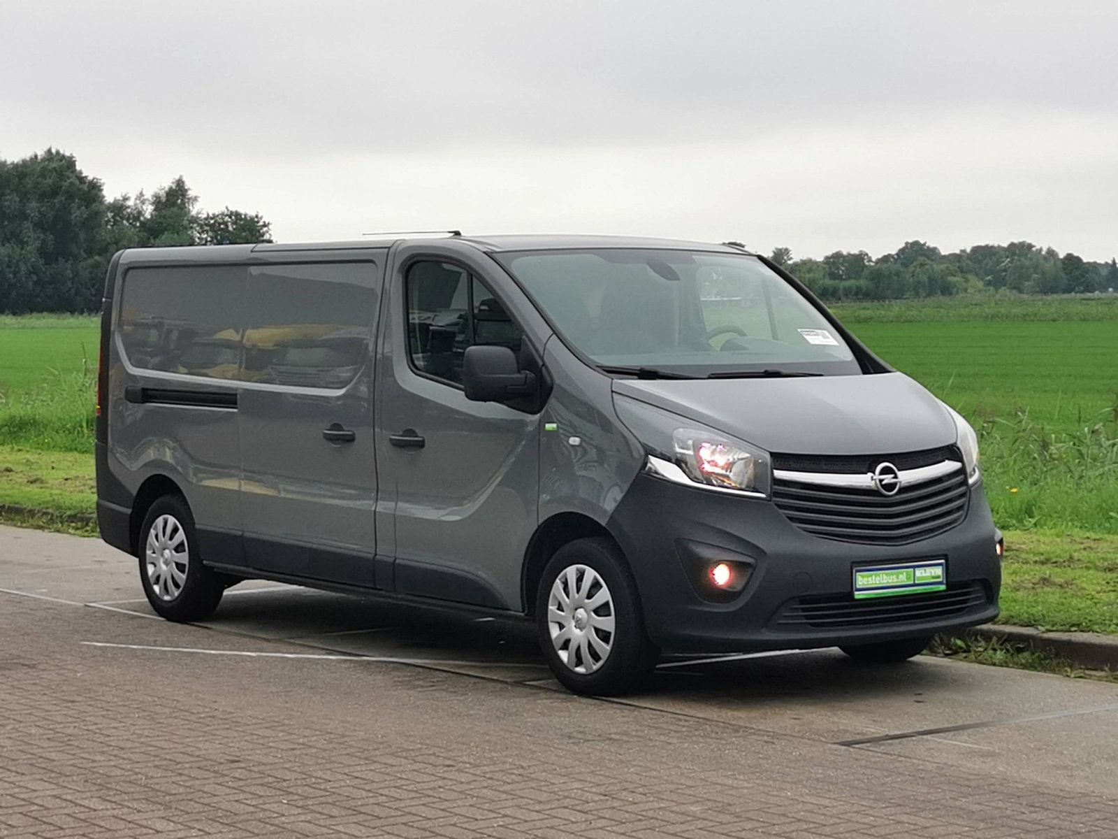 Bus dostawczy — zdjęcie prezentacyjne klasy